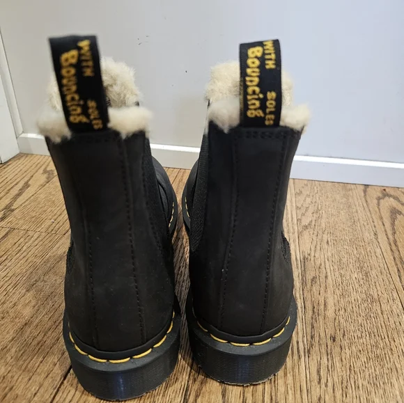 Dr. Martens Chelsea Black Leather Boots with Faux Fur Cream Lining. - Picture 5 of 7